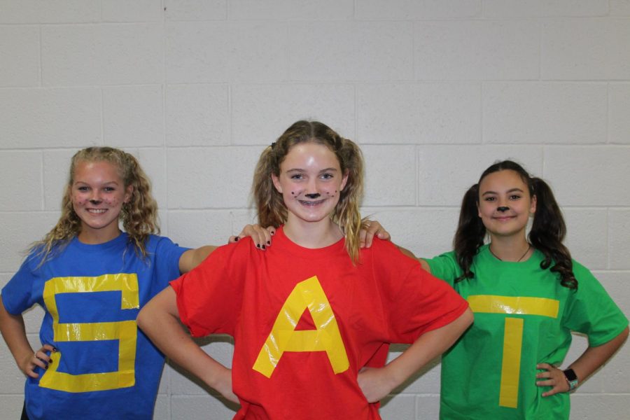 Alexis Giles, Ava Curry and Maelyn Marks dress up as Alvin and the Chipmunks for Twin Day.