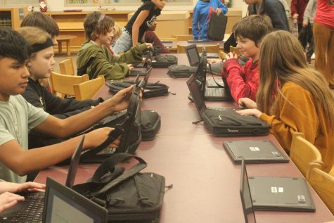 DMS students receive new chrome books