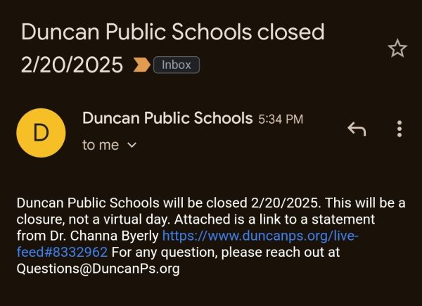 The screenshot shows the email received announcing school closure for Thursday.